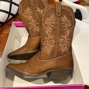 Fashion cowboy boots by Rampage brand.  Versatile brown color.  size 9